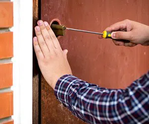 Lock Locksmith Tech Des Moines, IA 515-318-7307 - garage-door-locks