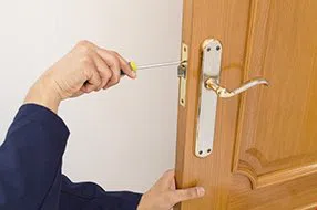 Lock Locksmith Tech Des Moines, IA 515-318-7307 - lock-changing